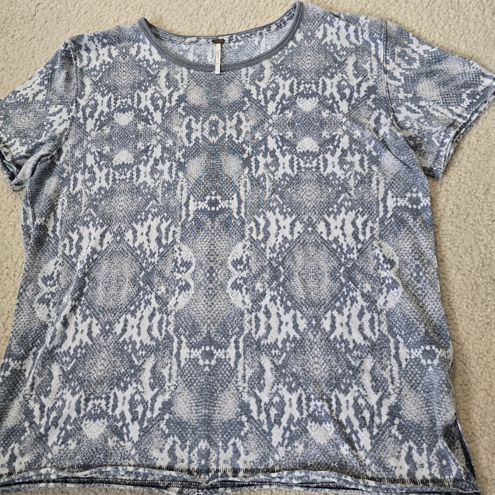 Women’s Short Sleeve Snake Print Tee - Gray - Picture 4 of 9